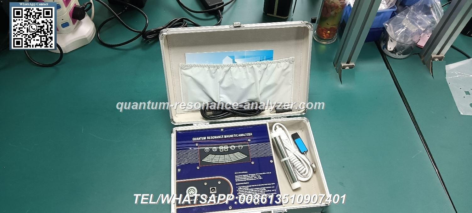 Médico realizando análisis con analizador cuántico a un paciente en consultorio Analizador Cuántico de Resonancia Magnética