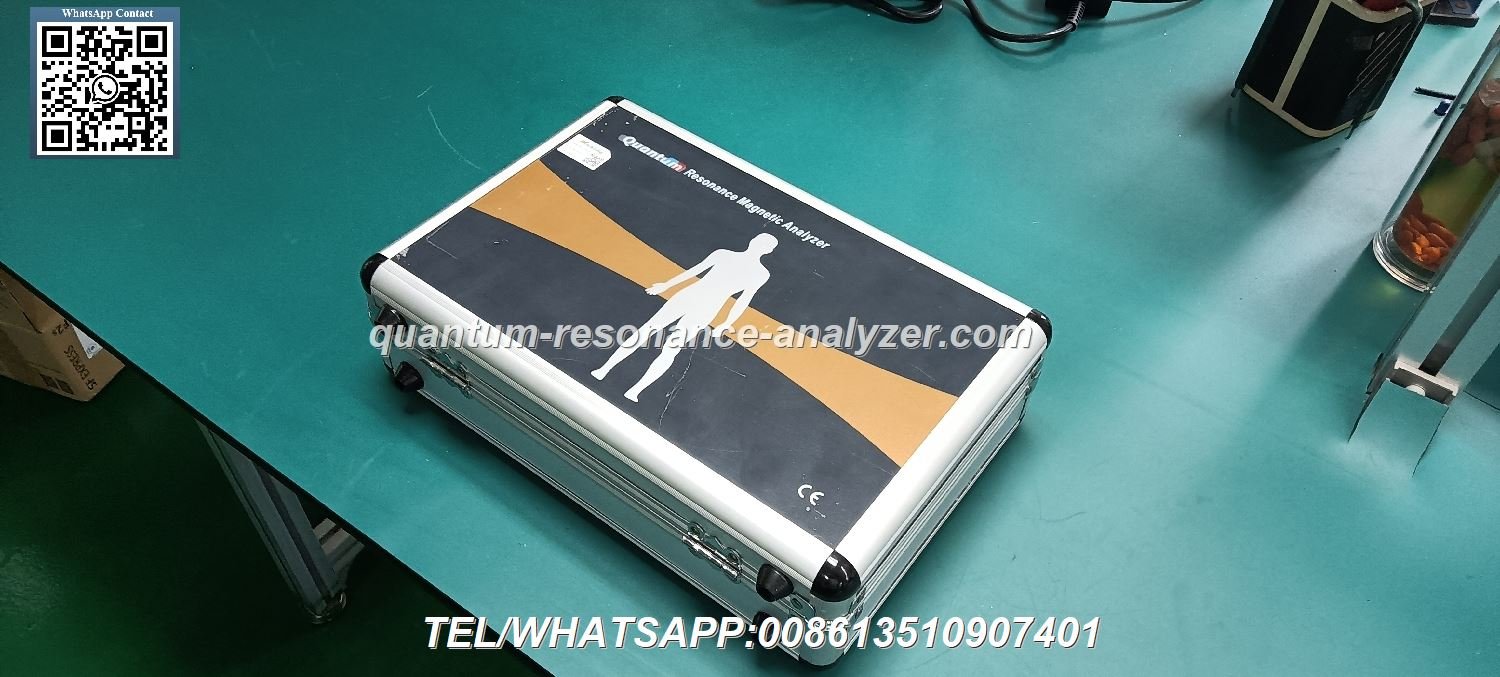 Profesional médico utilizando un analizador cuántico de resonancia magnética con un paciente Profesional médico utilizando un analizador cuántico de resonancia magnética con un paciente